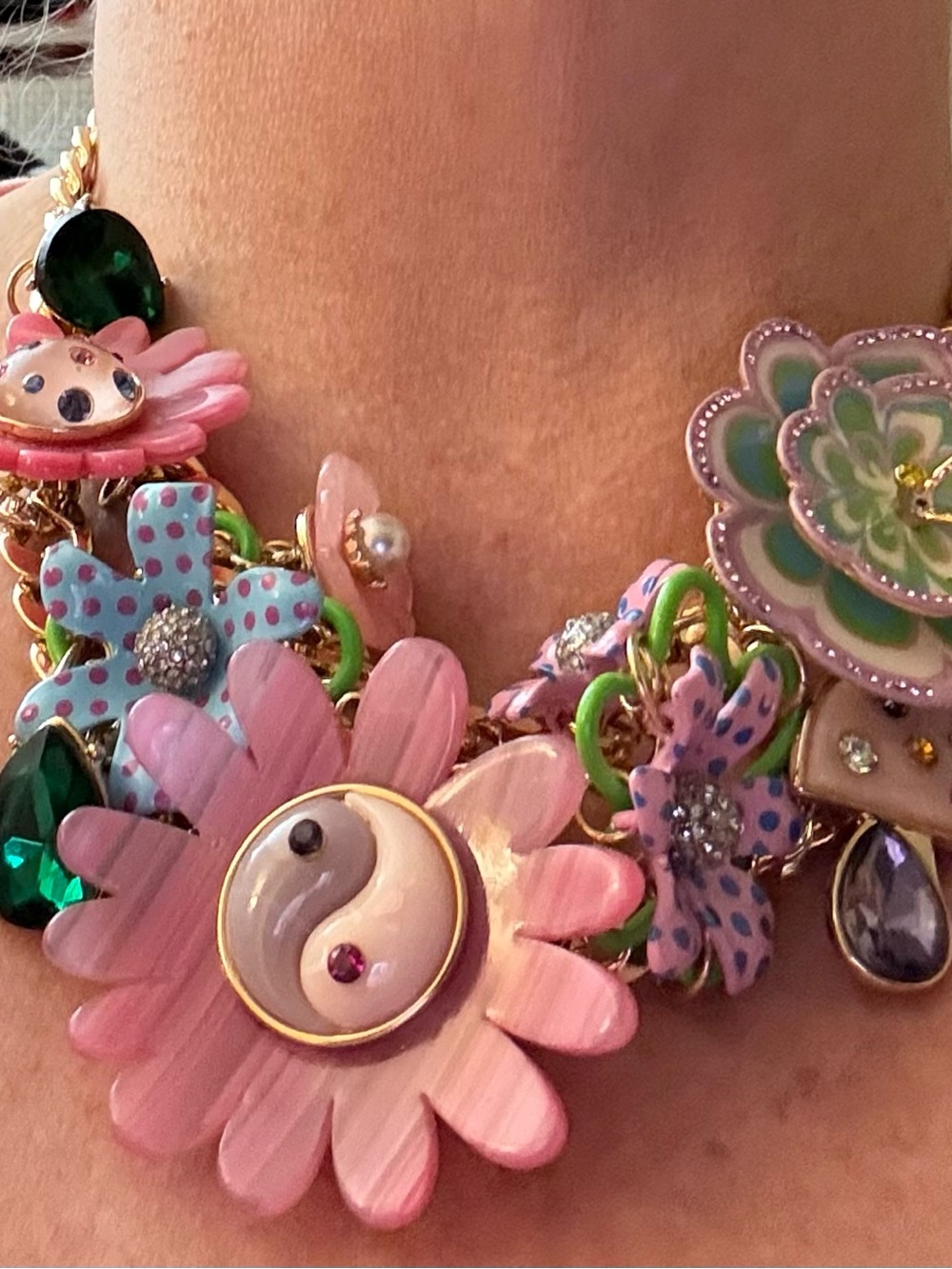 NWOT Betsey Johnson Flower Drama Bib Necklace - Picture 4 of 13